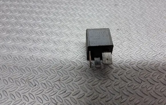 Audi A4 S4 B5 8D Fuel pump relay 191906383C