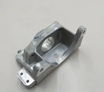 Nissan Leaf II (ZE1) Driveshaft support bearing bracket 210901B048