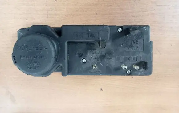 Mercedes-Benz E W210 Central locking vacuum pump 2088000448