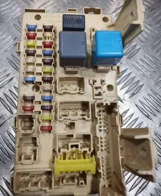 Toyota Avensis T250 Fuse module 82641CA010F 6090534186 05030813174202