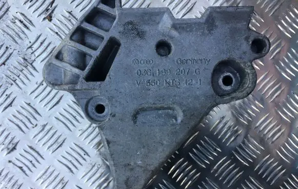 Volkswagen Golf V Engine mounting bracket 03G199207G