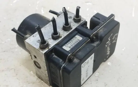 Skoda Roomster (5J) ABS Pump 6R0907379J 6R0614117F