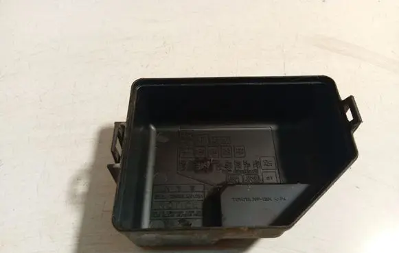 Toyota Yaris Fuse box cover