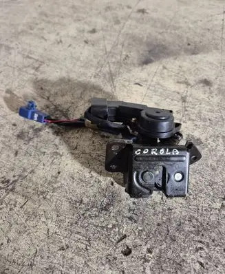 Toyota Corolla Verso E121 Tailgate/trunk/boot lock/catch/latch 06D3