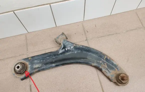 Nissan Note (E11) Front lower control arm/wishbone 