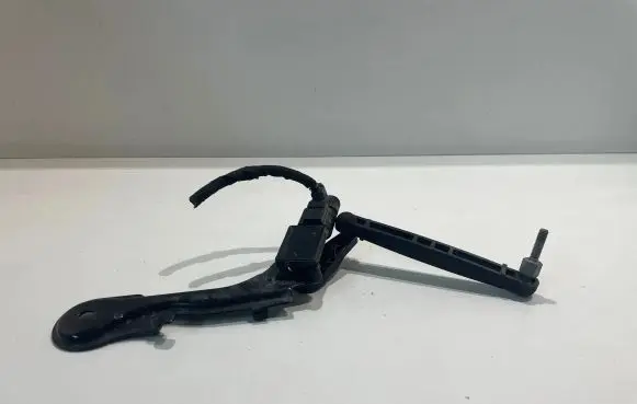 Headlight/headlamp level sensor