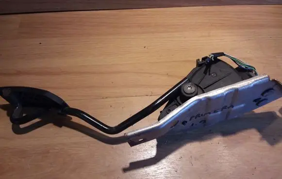 Nissan Primera Accelerator throttle pedal 18002AU410