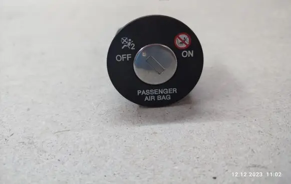 Passenger airbag on/off switch