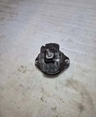 BMW 5 E60 E61 Engine mount bracket 6761090 15934612FR