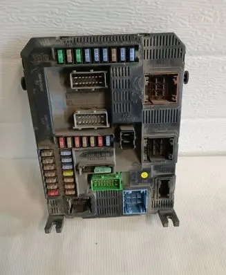 Peugeot 208 Fuse module 9678355880 E1092029