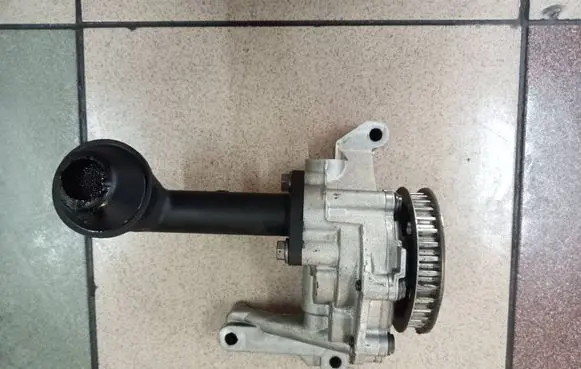 Volkswagen PASSAT B6 Oil pump 03L115105B