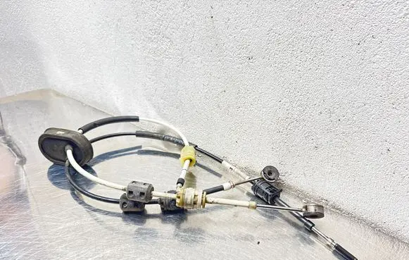 Opel Insignia A Gear shift cable linkage 55560991