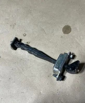 Nissan Leaf II (ZE1) Rear door check strap stopper 