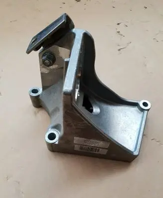 Engine mounting bracket