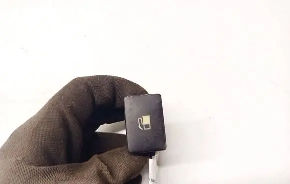Toyota Avensis T270 Fuel tank opening switch 15C252