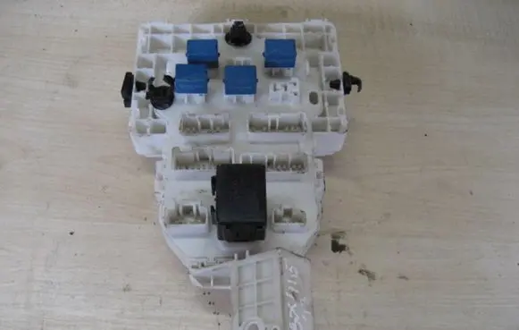 Suzuki SX4 Fuse module 3677055L32