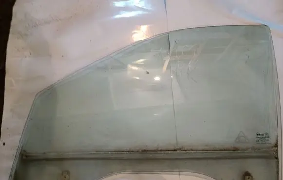 Hyundai Santa Fe Front door window glass four-door E1143R000382