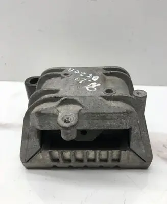 Volkswagen PASSAT B6 Engine mount bracket 1K0199262