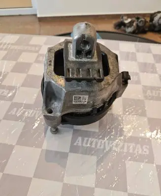 BMW 5 G30 G31 Engine mount bracket 6860491 210617 21061765155