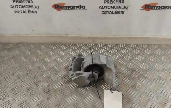 Toyota RAV 4 (XA50) Engine mounting bracket