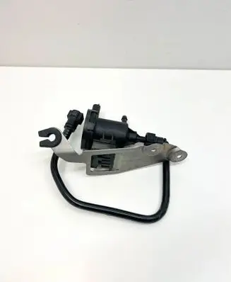 Engine mount vacuum valve