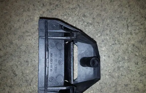 BMW 5 E39 Radiator mount bracket 17111737706