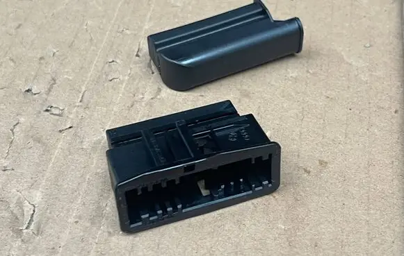 Volkswagen Polo V 6R Rear glass lock/latch E563 4M0972996A