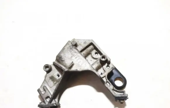 Engine mounting bracket