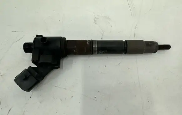 Volvo V40 Fuel injector 2370010