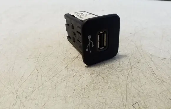 Jeep Renegade USB socket connector 735600659