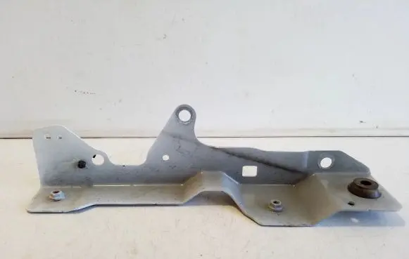 Volvo XC40 Fender mounting bracket 32277537