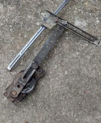 Rear door manual window regulator