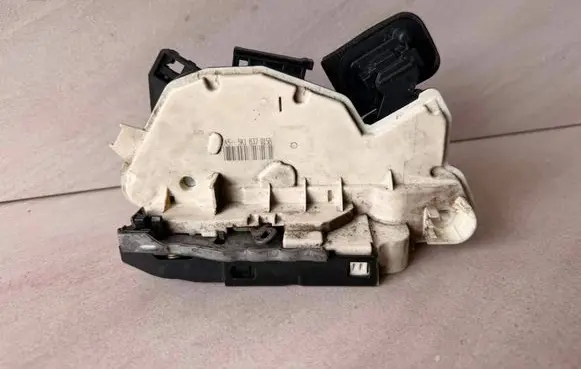 Skoda Yeti (5L) Front door lock 5K1837015B