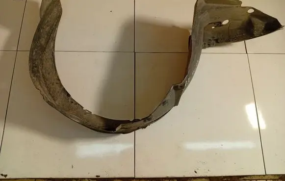 Front wheel arch liner splash guards