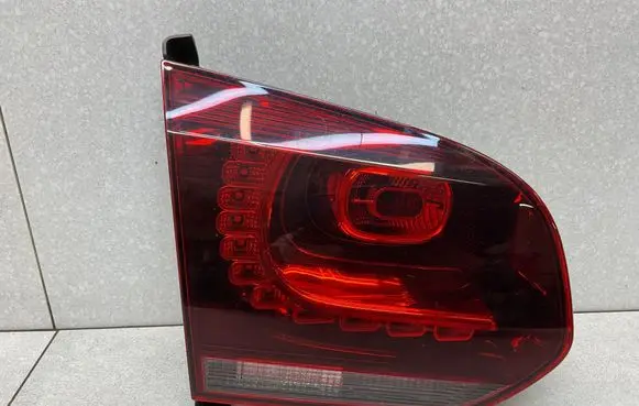 Tailgate rear/tail lights