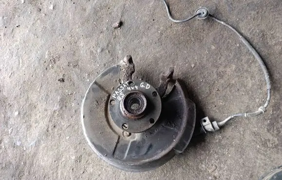 Volkswagen PASSAT B5 Rear wheel hub