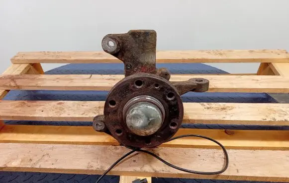Iveco Daily 35.8 - 9 Front wheel hub spindle knuckle