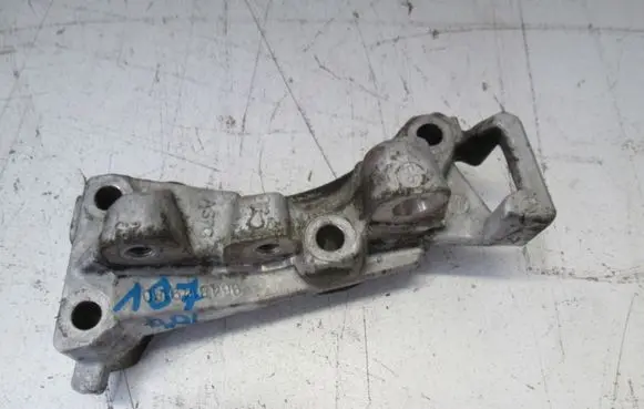 Peugeot 107 Engine mounting bracket