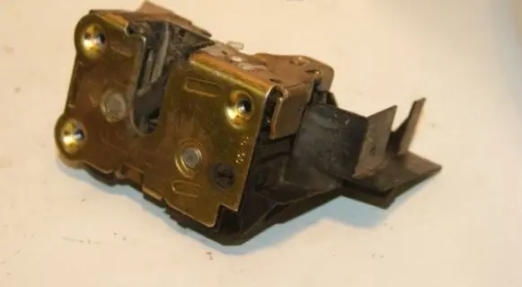 Renault Laguna I Front door lock 7701045755