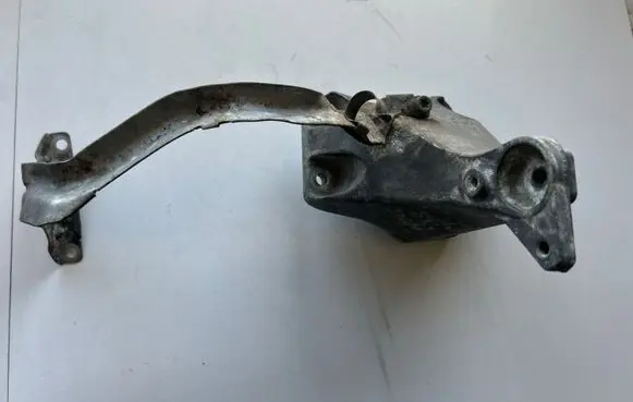 BMW 1 E81 E87 Engine mounting bracket 13807410