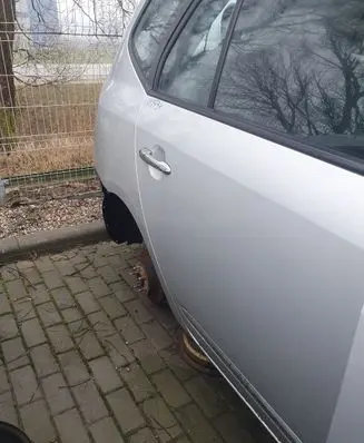 KIA Carens I Rear door