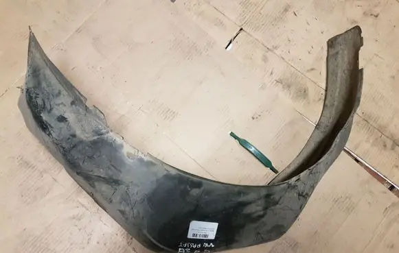 Volkswagen PASSAT B3 Front wheel arch liner splash guards 357809962
