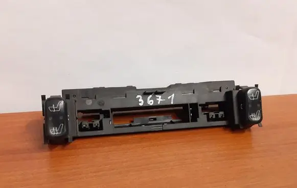 Mercedes-Benz E W210 Seat heating switch 2108200151 3671