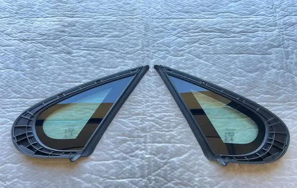 Rear vent window glass