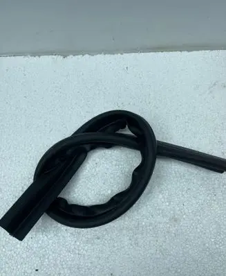 Porsche Macan (95B) Engine compartment rubber 95b823737