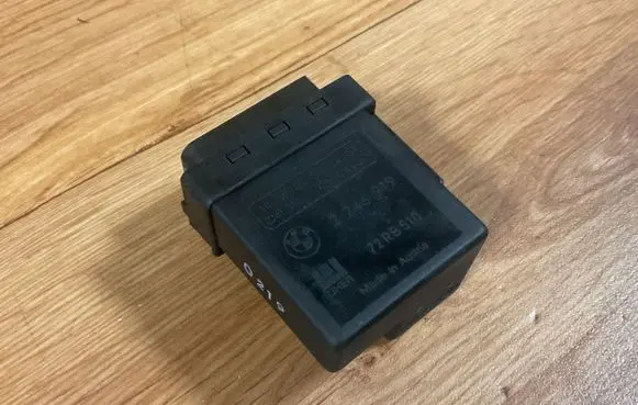 BMW 5 E39 Glow plug pre-heat relay 2246919 72RB510