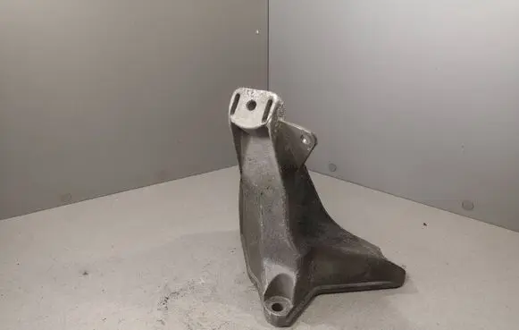 Volkswagen PASSAT B5.5 Engine mounting bracket 8D0199308AB