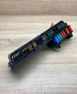 BMW 5 E60 E61 Fuse module 6957330 25613290