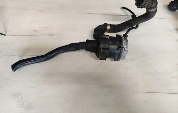 BMW 7 G11 G12 Electric auxiliary coolant/water pump 8637952