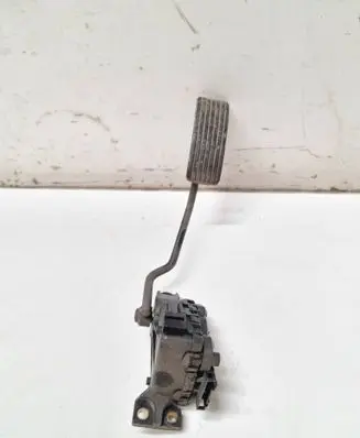 Accelerator throttle pedal